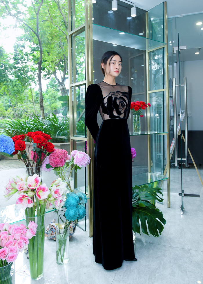 Lương Thùy Linh chọn cho mình bộ váy đen chất liệu nhung xuyên thấu lấp ló vòng 1 căng đầy
