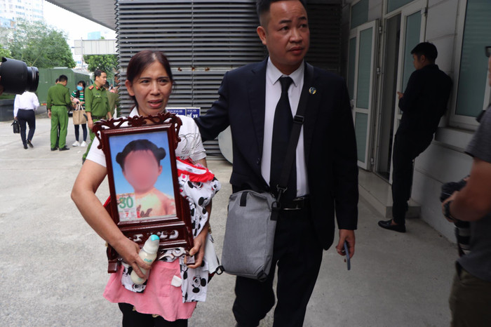 Vắng mặt 3 luật sư bào chữa, hoãn phiên toà xét xử mẹ đẻ cùng cha dượng bạo hành con gái 3 tuổi tử vong Ảnh 2