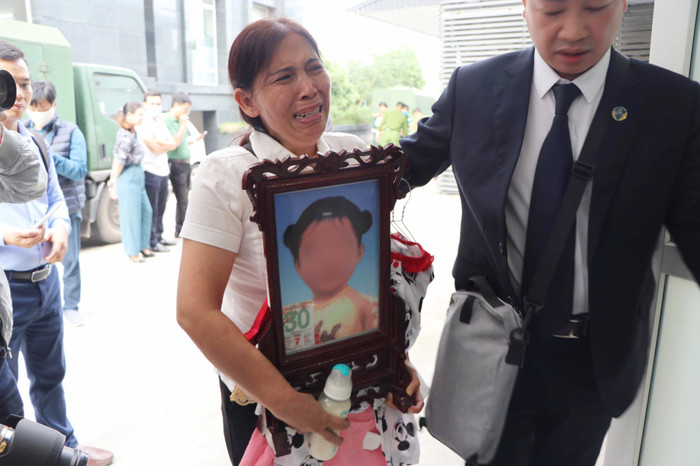 Bà Dự ôm di ảnh cháu ngoại bật khóc tại toà.