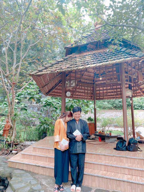 Trang phục khi đi lễ cầu an là bộ áo cánh đồng điệu, nhưng có những chi tiết, màu sắc, thể hiện bản sắc rất riêng.&nbsp;