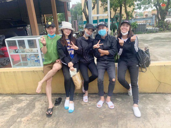 Mới đây, trong chuyến từ thiện tại miền Trung, ngoài bộ cánh đơn giản, tiện dụng cùng áo khoác chống thấm nước, cả hai còn mang đôi dép tổ ong đơn giản, bình dị.