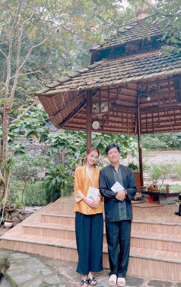 Nhìn những bức ảnh ăn diện giống nhau tình cảm thế này, khán giả ai ai cũng thích thú, pha chút ghen tỵ với cặp đôi.&nbsp;