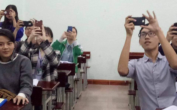 Việc chụp lại các kiến thức giúp các cô cậu sinh viên yên tâm hơn chứ không hề chứng minh cho việc chăm chỉ học hành