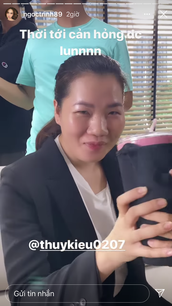 Ngọc Trinh mở tiệc mừng Thúy Kiều đạt tick xanh facebook Ảnh 2