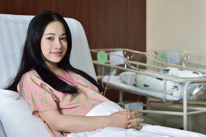 Nữ ca sĩ cũng điểm bởi thần sắc tươi tắn, gương mặt rạng rỡ xinh đẹp sau sinh