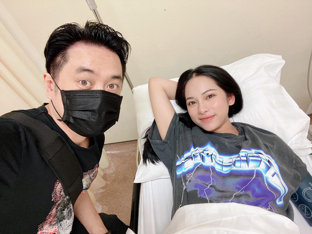 Trước khi sinh con, Sara Lưu không quên chăm chút đủ cho nhan sắc của mình cụ thể là đôi môi được son chút hồng, đánh má cam và hàng chân mày thanh tú