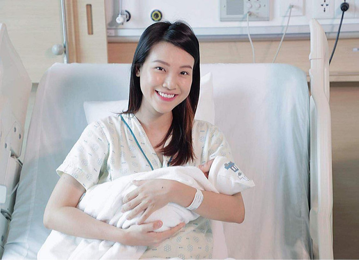 Điểm thêm chút son và má hồng, MC Hoàng Oanh khiến nhiều người xuýt xoa trước vẻ tươi tắn và nhan sắc rạng rỡ sau khi sinh con trai đầu lòng