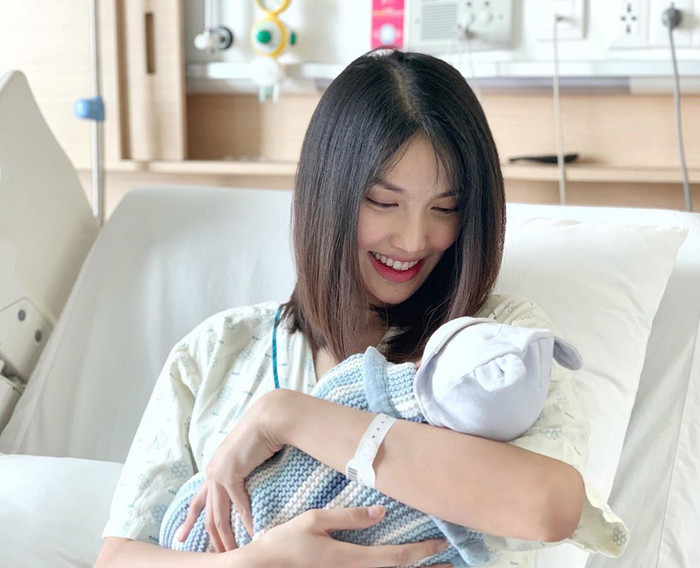 Lan Khuê được khen là xinh đẹp như nữ thần trong bức ảnh chụp với con trai mới sinh