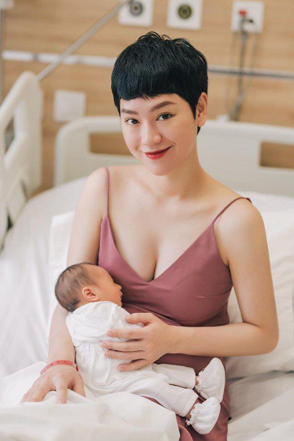 Giống như Diệp Lâm Anh, Trà My Idol cũng chuẩn bị kĩ lưỡng về mặt hình ảnh của mình với đầy đủ các bước son phấn.