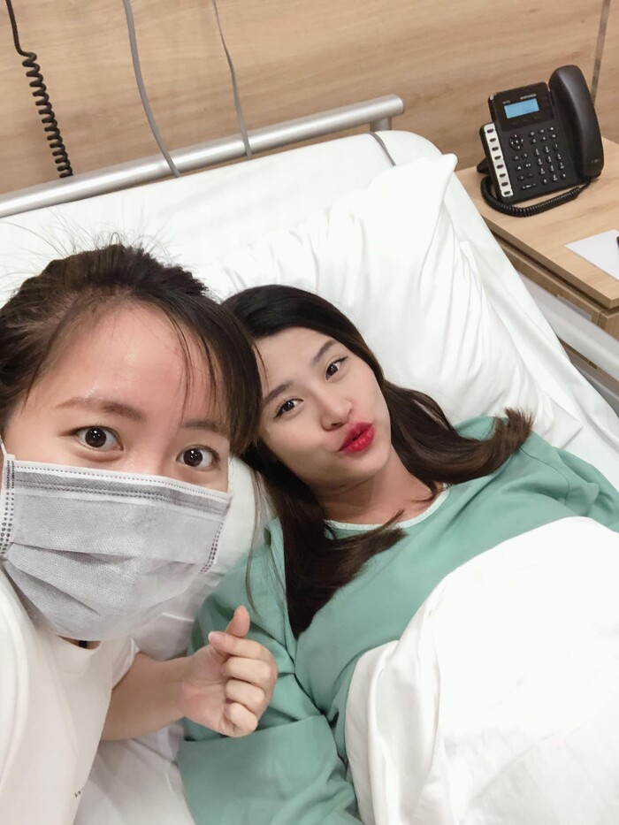Theo trợ lý của Đông Nhi tiết lộ, ngay khi chuyển dạ, nữ ca sĩ đã bắt đầu make up cho bản thân để thêm phần xinh đẹp và tươi tắn