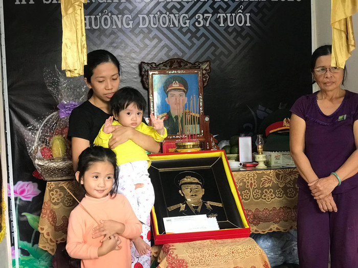 Trước linh cữu của ba, 2 bé con vẫn vô tư khiến nhiều người xót xa, thương cảm. 