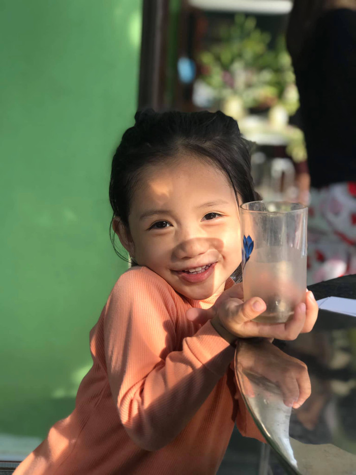 Cô con gái lớn 4 tuổi của Đại úy Nguyễn Anh Quốc. Bé quá đỗi hồn nhiên và ngây thơ, chưa hiểu hết được sự hy sinh của ba trong những ngày qua. 