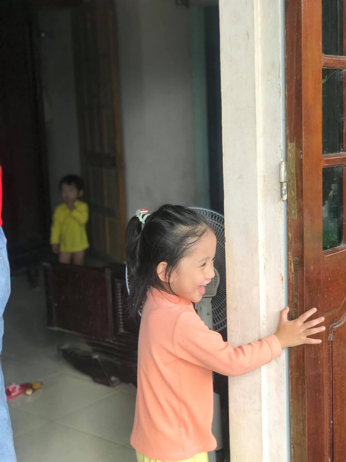 Cuộc sống của 3 mẹ con chị Nhàn những ngày tháng sau này sẽ còn nhiều khó khăn, cầu mong mọi điều tốt đẹp sẽ đến với mẹ con chị. 