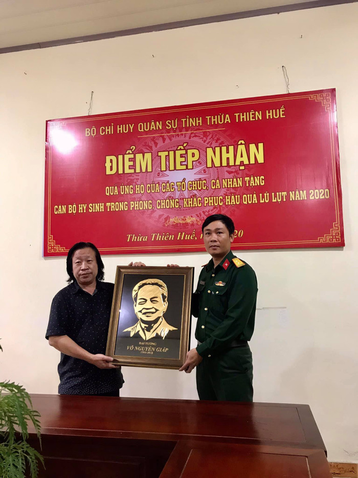 Trung tá  Lê Văn Lĩnh (phải) - Phó chủ nhiệm Chính trị Bộ chỉ huy Quân sự tỉnh Thừa Thiên - Huế. 
