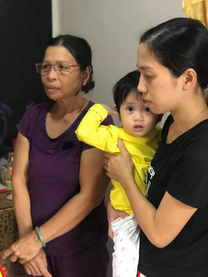 Chị Nhàn cùng cô con gái út mới 1,5 tuổi