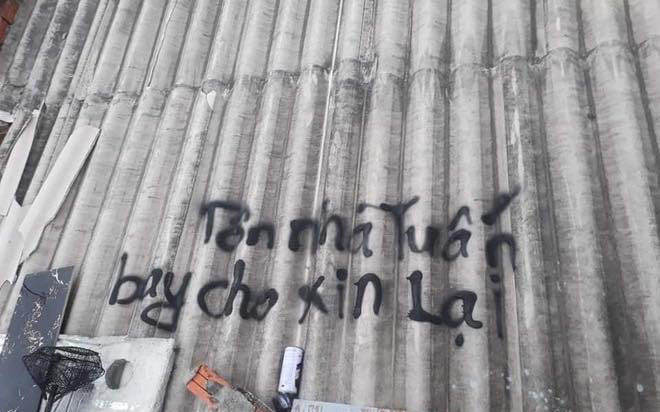 Người dân Quãng Ngãi viết tên lên tôn để có thể tìm được sau khi bão số 9 đổ bộ Ảnh 2