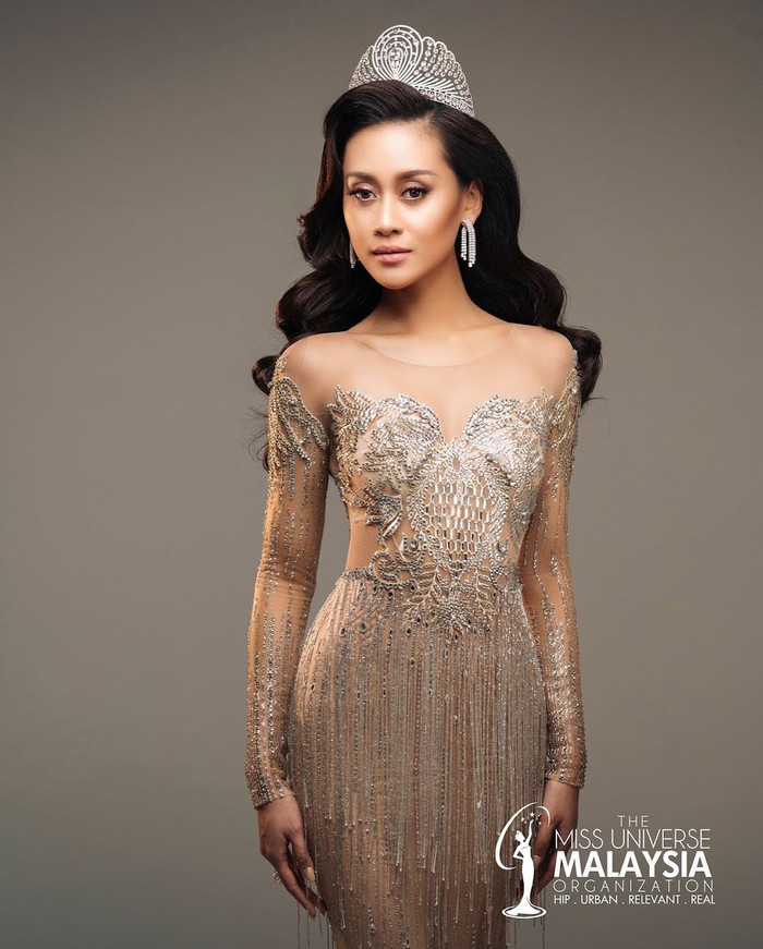 Bạn nghĩ chúng ta nên quan tâm đến những người nghèo nhất trong xã hội như thế nào?. Mỹ nhân 25 tuổi phản ứng: 'Cách duy nhất đó chính là hiểu họ và lắng nghe câu chuyện của họ. Tôi tin rằng, làm việc cùng với họ có thể phát triển họ thành một xã hội tốt hơn. Và điều này sẽ làm giảm tình trạng nghèo đói ở Malaysia'.