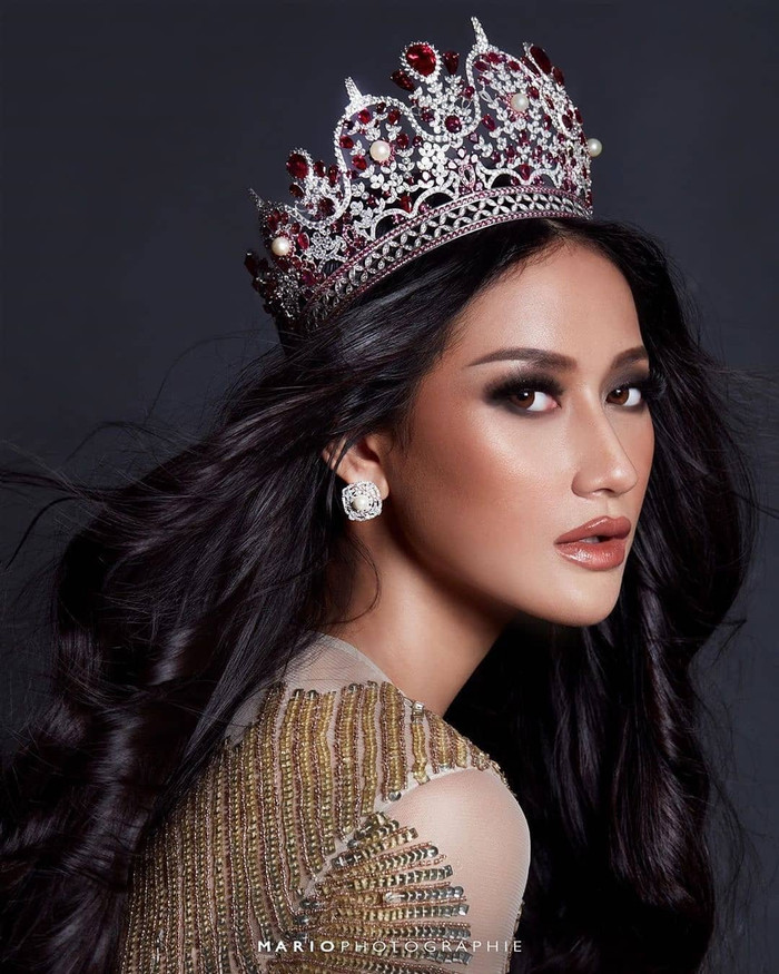 Ayu Maulida chính là đại diện cho quốc gia vạn đảo Indonesia tại Miss Universe 2020. Tại đêm chung kết, cô được hỏi: 'Ý nghĩa hạnh phúc đối với bạn là gì'.