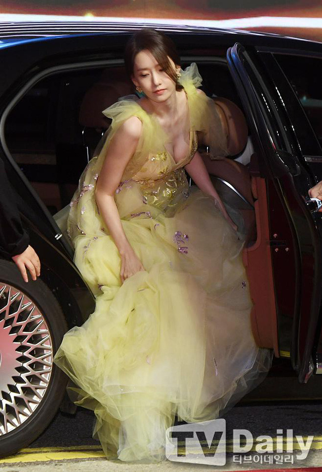 Sự xuất hiện của cô tại LHP Busan 2019 trong bộ váy vàng dịu dàng o ép vòng 1 'khủng' đã khiến cánh truyền thông và fans náo loạn ngay khi cô bước xuống xe 