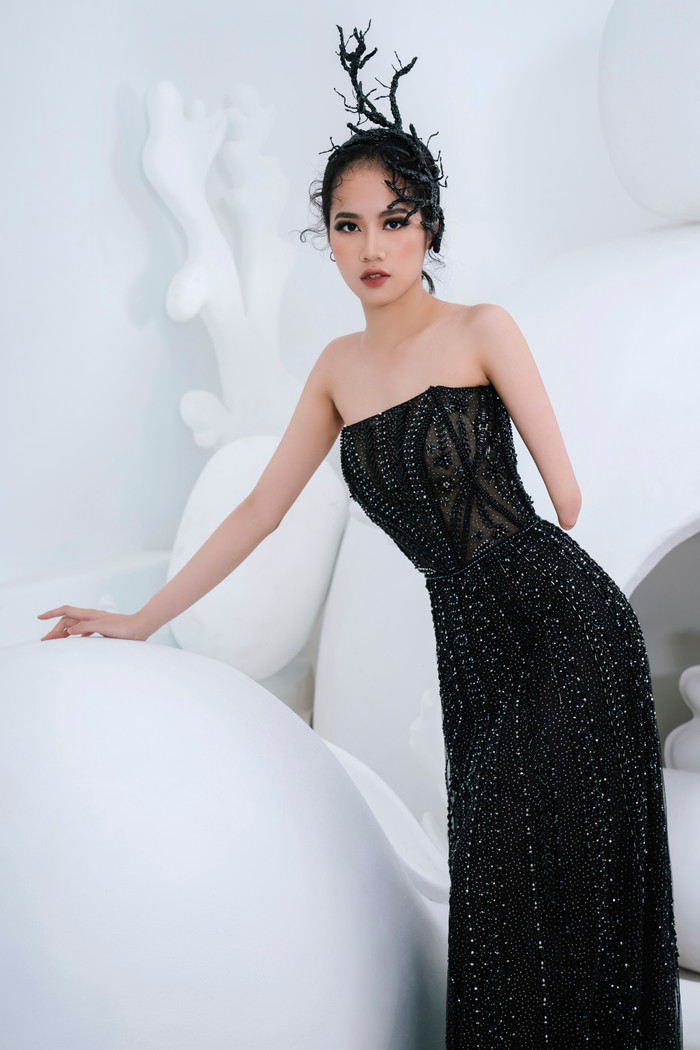 Model khuyết tay Hà Phương thần thái 'nuốt ống kính', khoe vóc dáng với đầm dạ hội Ảnh 4