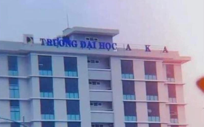 Gió giật mạnh làm 'bay màu' hàng chữ trên bảng hiệu, trường đại học ra thông báo vừa thương vừa buồn cười Ảnh 2