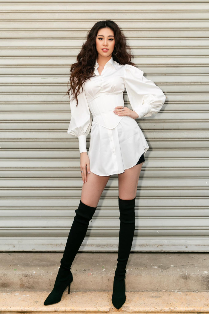 Ngoài ra, những bộ cánh sơ-mi phom rộng đi cùng boots cao cổ cũng góp phần tôn lên đôi chân dài miên man. 
