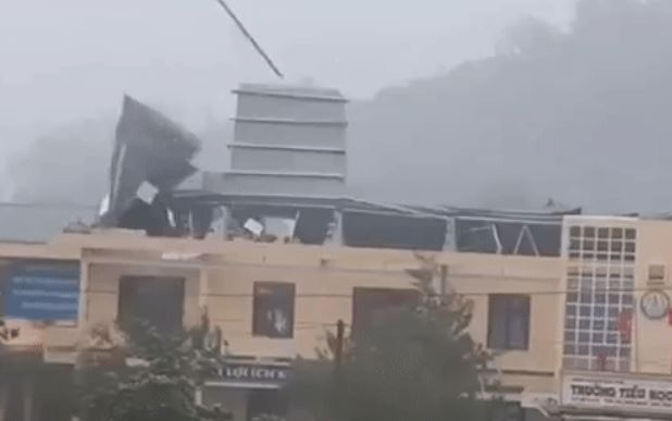 Mưa lớn kèm gió giật mạnh cuốn bay mái tôn một trường tiểu học và THCS ở Quảng Ngãi Ảnh 2