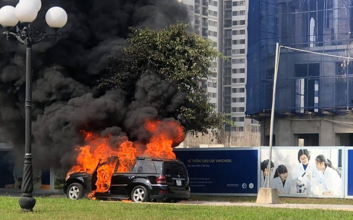 Ô tô Mercedes GL450 đang đi trong khu đô thị Vinhomes Ocean Park bất ngờ cháy rụi Ảnh 2