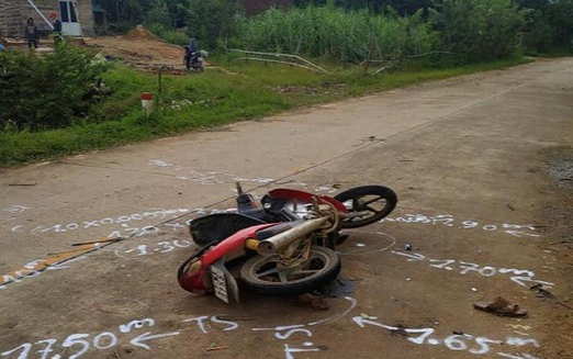 Gió giật mạnh hất tấm tôn bay trúng người đàn ông đi đường gây tử vong Ảnh 2