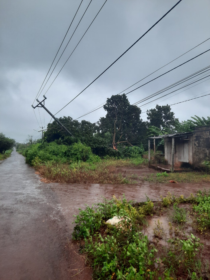 Trụ điện tại thôn 6, xã Ia Blang, Chư Sê bị nghiêng. Ảnh: Quang Tấn/Báo Gia Lai