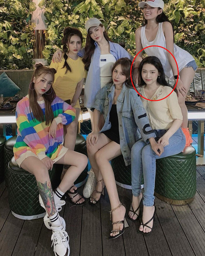 Trước đó, nhan sắc của Thúy Vi từng gây thất vọng khi 'chìm nghỉm' giữa hội bạn thân