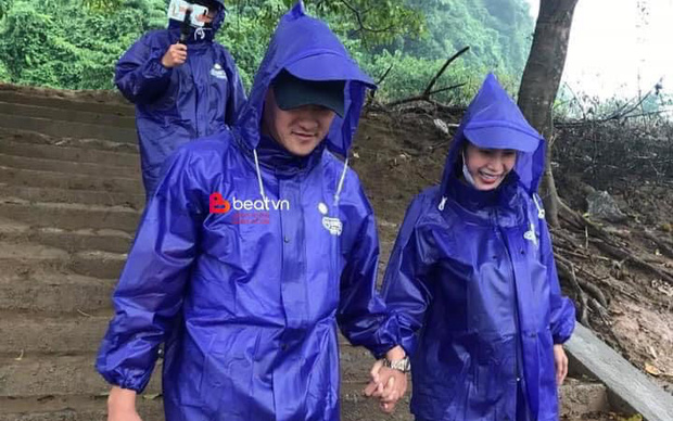 Công Vinh nắm chặt tay Thủy Tiên cùng đi cứu trợ miền Trung Ảnh 2