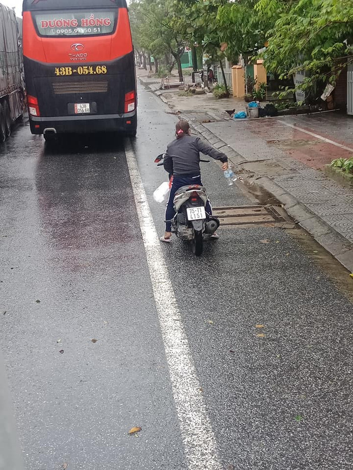 Ấm lòng chuyện người dân Huế gõ cửa từng xe trú bão để phát cơm miễn phí bấp chấp mưa gió Ảnh 2