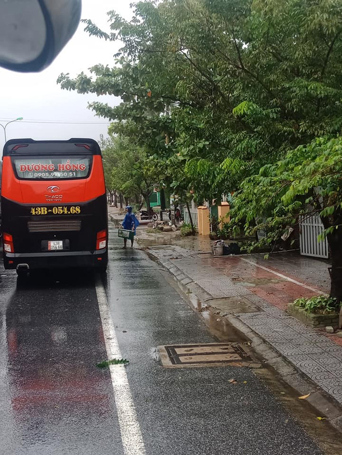 Người dân đã gõ cửa từng xe phát cơm, nước uống miễn phí dưới cơn mưa