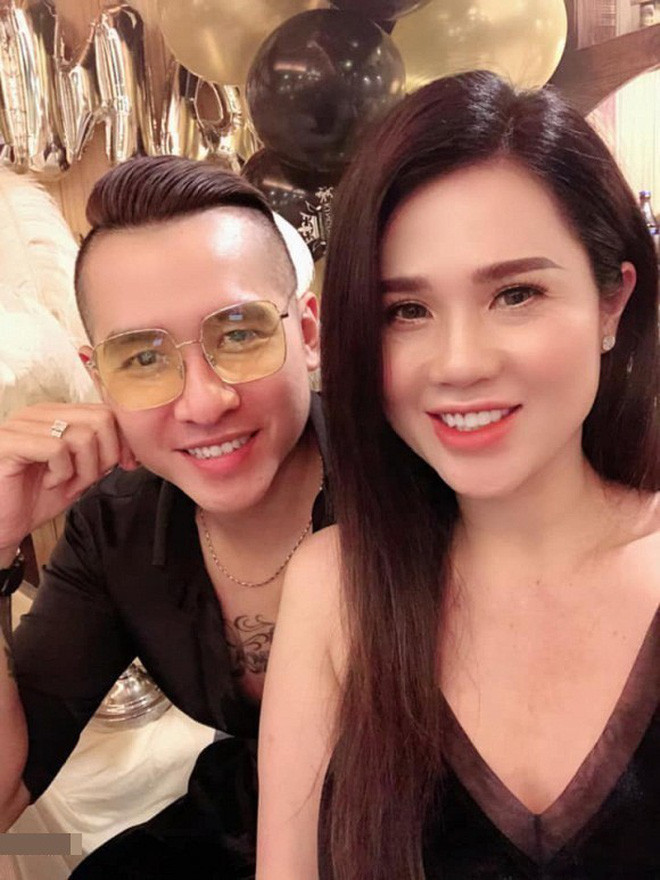 Chị gái Ngọc Trinh kỷ niệm 2 năm ngày cưới với hoa và 'xế hộp' hoành tráng Ảnh 4