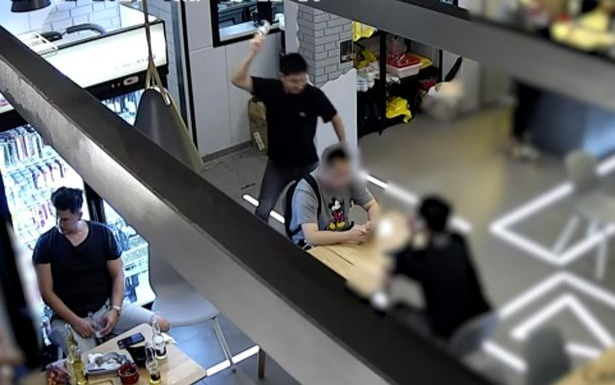 Đang ngồi trong nhà hàng, nam thanh niên bất ngờ bị kẻ lạ dùng chai bia đập vào đầu Ảnh 2