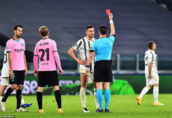 Chiếc thẻ đỏ của Demiral.