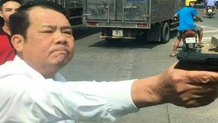 Hình ảnh bị can Sướng cầm súng đe doạ.