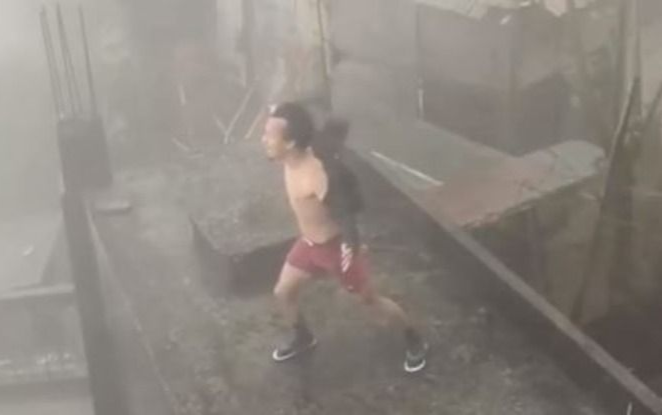 Sự thật về clip người đàn ông đứng phanh áo, 'gào thét' để đẩy lùi siêu bão số 9 Ảnh 2