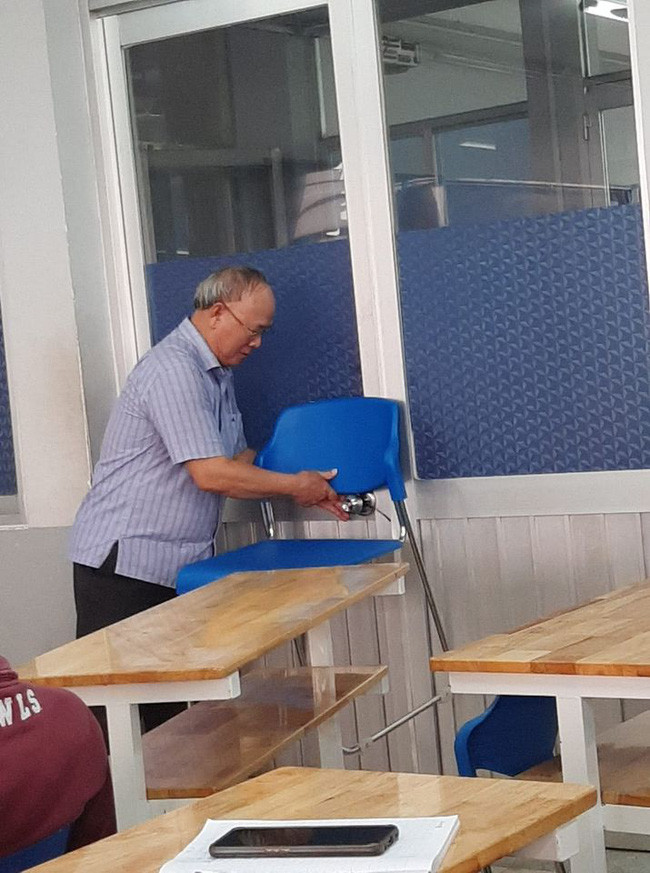 Tuyệt chiêu ngăn chặn tình trạng sinh viên trốn tiết của thầy giáo khiến nhiều người thích thú. 