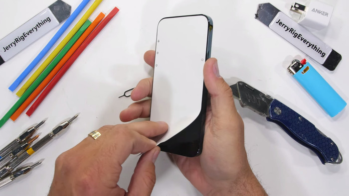 (Ảnh: JerryRigEverything)