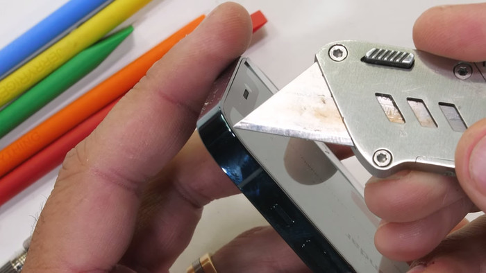 (Ảnh: JerryRigEverything)