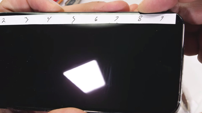 (Ảnh: JerryRigEverything)