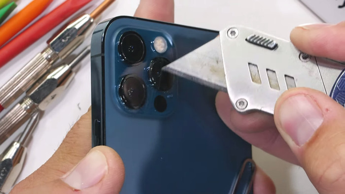 (Ảnh: JerryRigEverything)