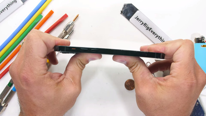 (Ảnh: JerryRigEverything)