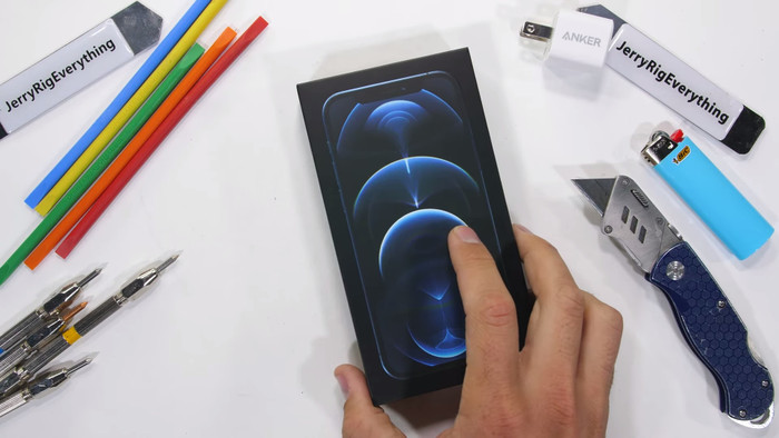 (Ảnh: JerryRigEverything)