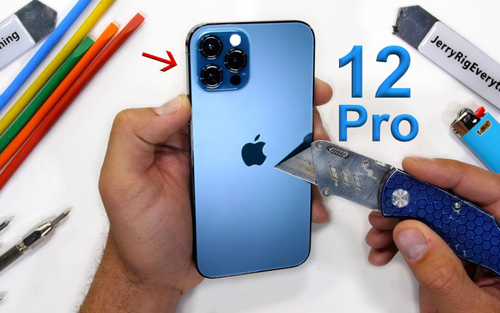Xót xa trước màn tra tấn iPhone 12 Pro bằng dao rọc giấy, hơ lửa và bẻ cong Ảnh 2