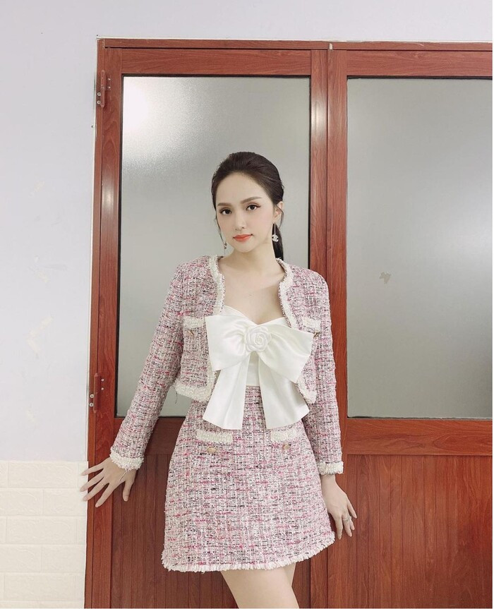 Với cả cây áo váy vải tweed thanh lịch này, Hương Giang chọn mix cùng áo croptop cột nơ, vừa trẻ trung lại vừa tao nhã. 
