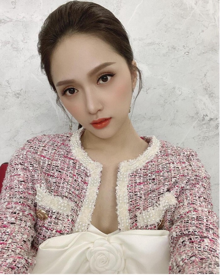 Phải công nhận, từ kiểu dáng đến màu sắc trang phục đều rất hợp với sắc da, thần thái của chân dài. 