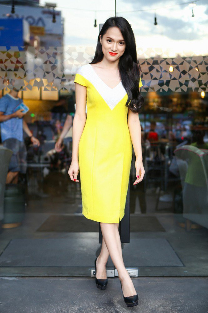 Trước đó, không ít lần người đẹp cũng bị 'soi' vì váy áo, đơn cử như mẫu đầm vàng ôm sát... 